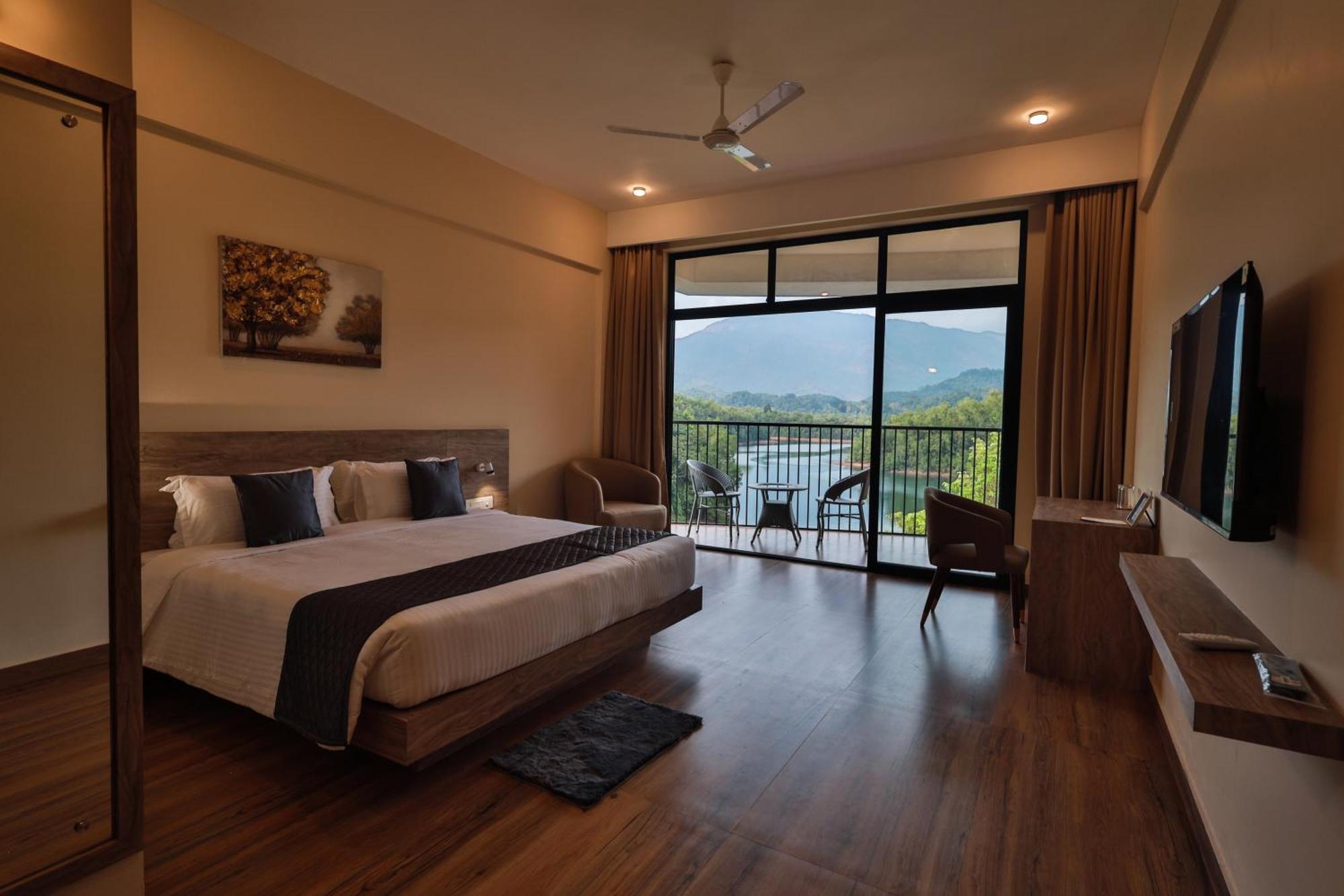 Serene Aqua Hills Kozhikode Hotel Mennanyam Exterior photo